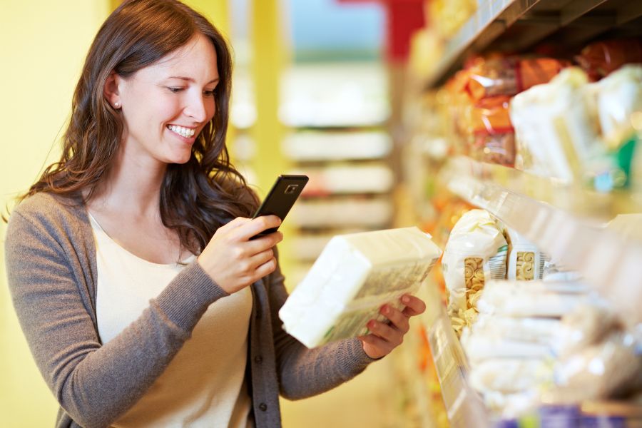 consumer scanning qr code for food traceability
