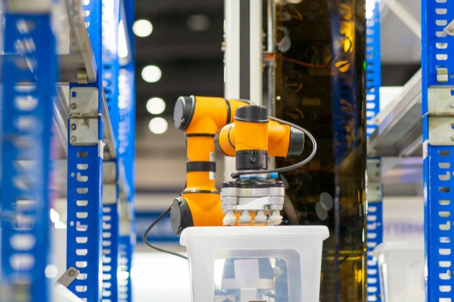 cobot palletizer in warehouse