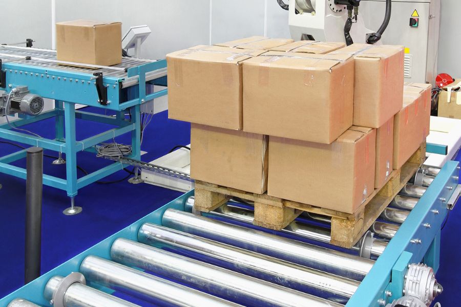 conveyor belt with boxes on pallet