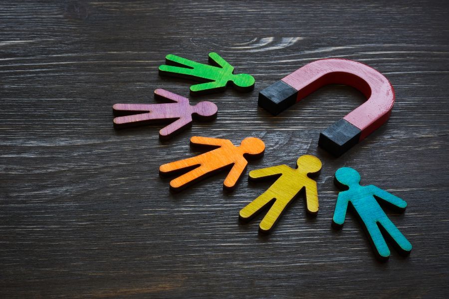 magnet and figures of people